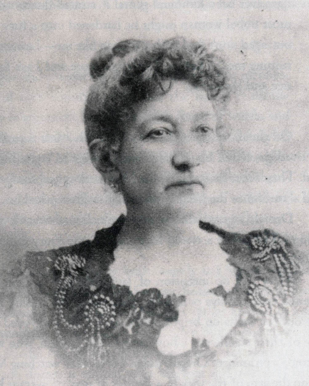 Headshot of Mary Leonard