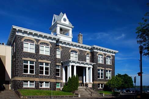 Picture of the front of the Columbia courthouse