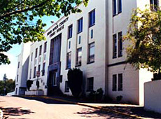 Picture of the front of the Hood River courthouse