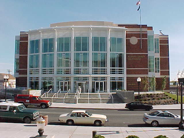 Picture of the front of the Klamath courthouse